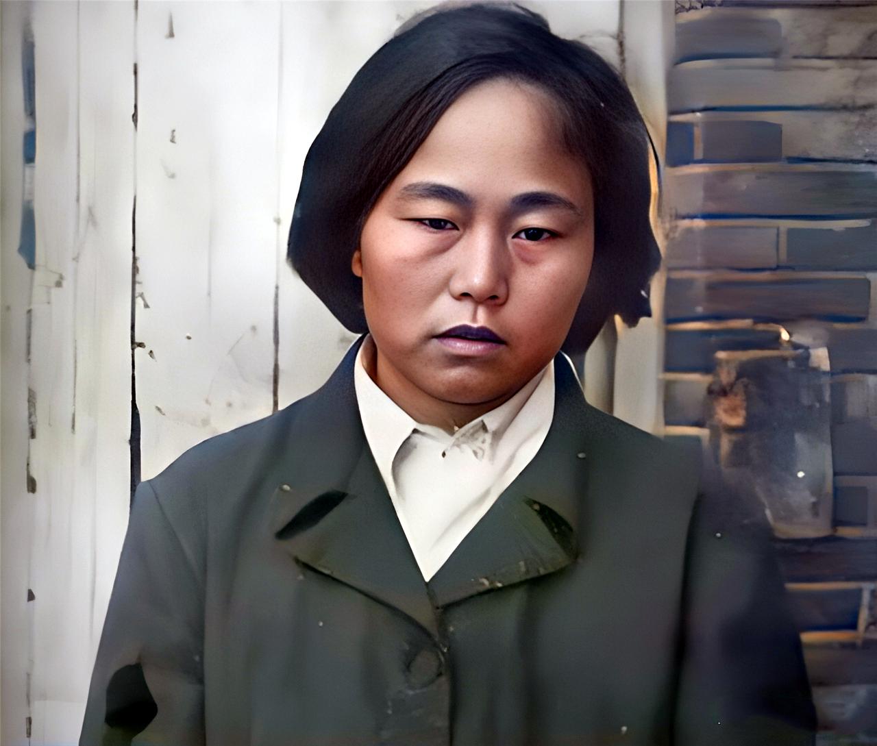 这个野心极大的女人套着蓝灰色外衣，短头发拢在耳朵后面，眉眼间显出一股庄稼人的倔强