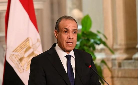 4月1号那天，埃及外长急疯了，一口气打了4通电话，全是打给别的国家大人物的，网友