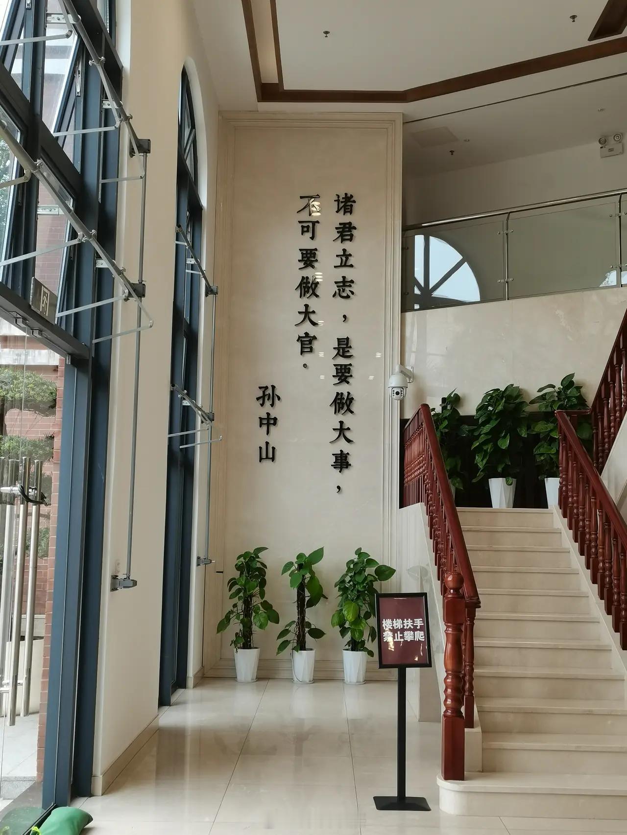 中山大学招聘老师，并且只要博士研究生。广州·中山大学