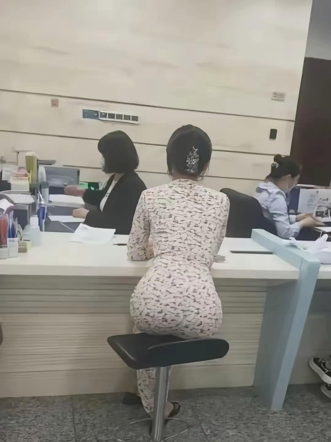 姐姐在柜台前的背影就美到炸裂！碎花紧身裙将曼妙曲线勾勒得淋漓尽致，腰臀比简直p