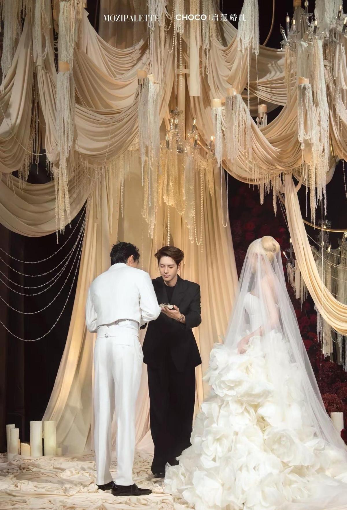 Psy.P结婚了。那个唱《刘玉玲》的狠人，婚礼上说：“以前diss全世界，现在