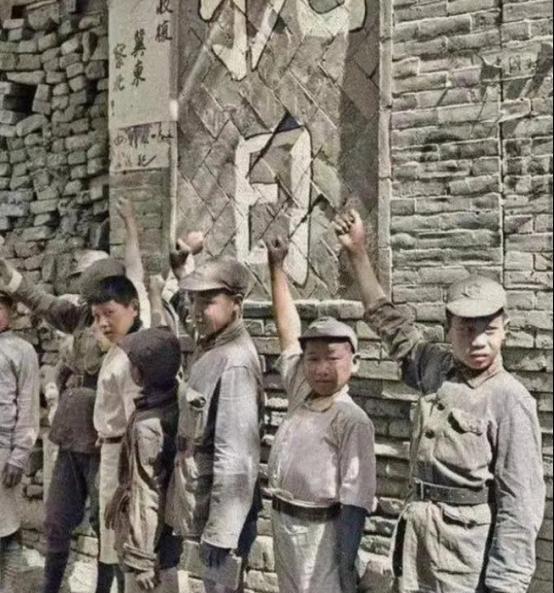 1942年，一个年仅11岁的“小叫花子”偷偷来到日寇的据点，他趁着鬼子不注意，找