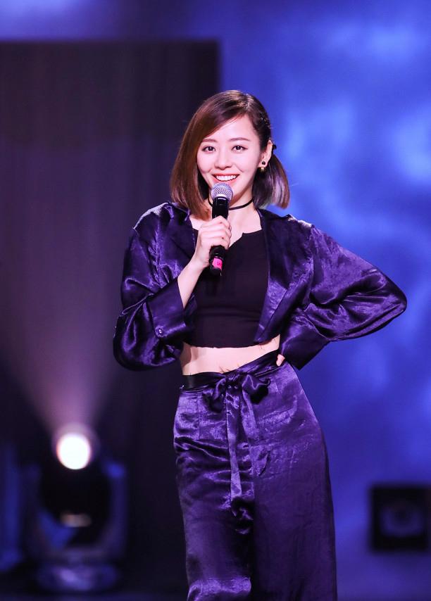 舞台杀疯了！张靓颖的性感自带高光聚光灯骤然亮起，张靓颖一袭造型亮相舞台中央，