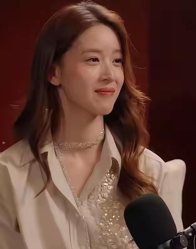 我有种感觉，章泽天的生活并不幸福。仔细看她的面相，很憔悴，嘴角向下，笑不达