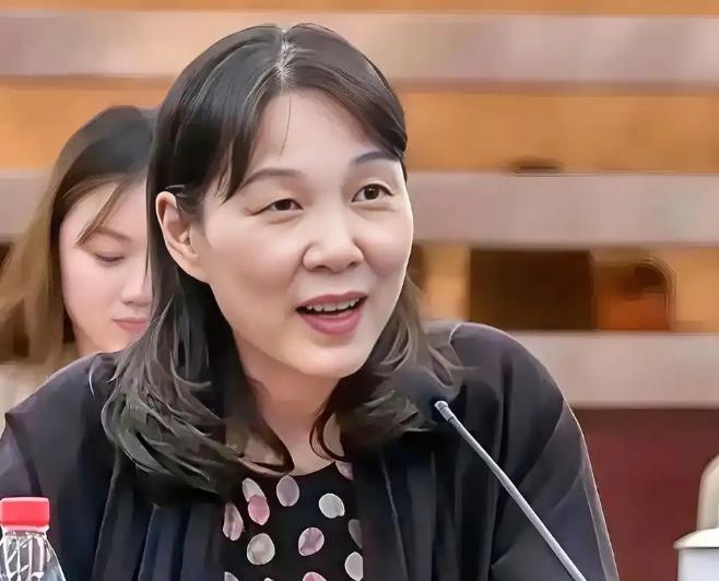 跟随宗庆后近30年的杜建英，退休5年后又与宗继昌成立食品公司。曾任娃哈哈党委书记