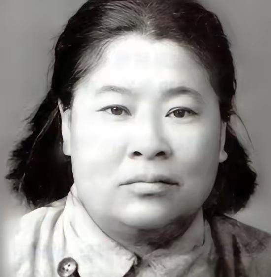 1933年，许世友听说部队有一位武当出身的女侠，便想要切磋一番，他迈着自信的步伐