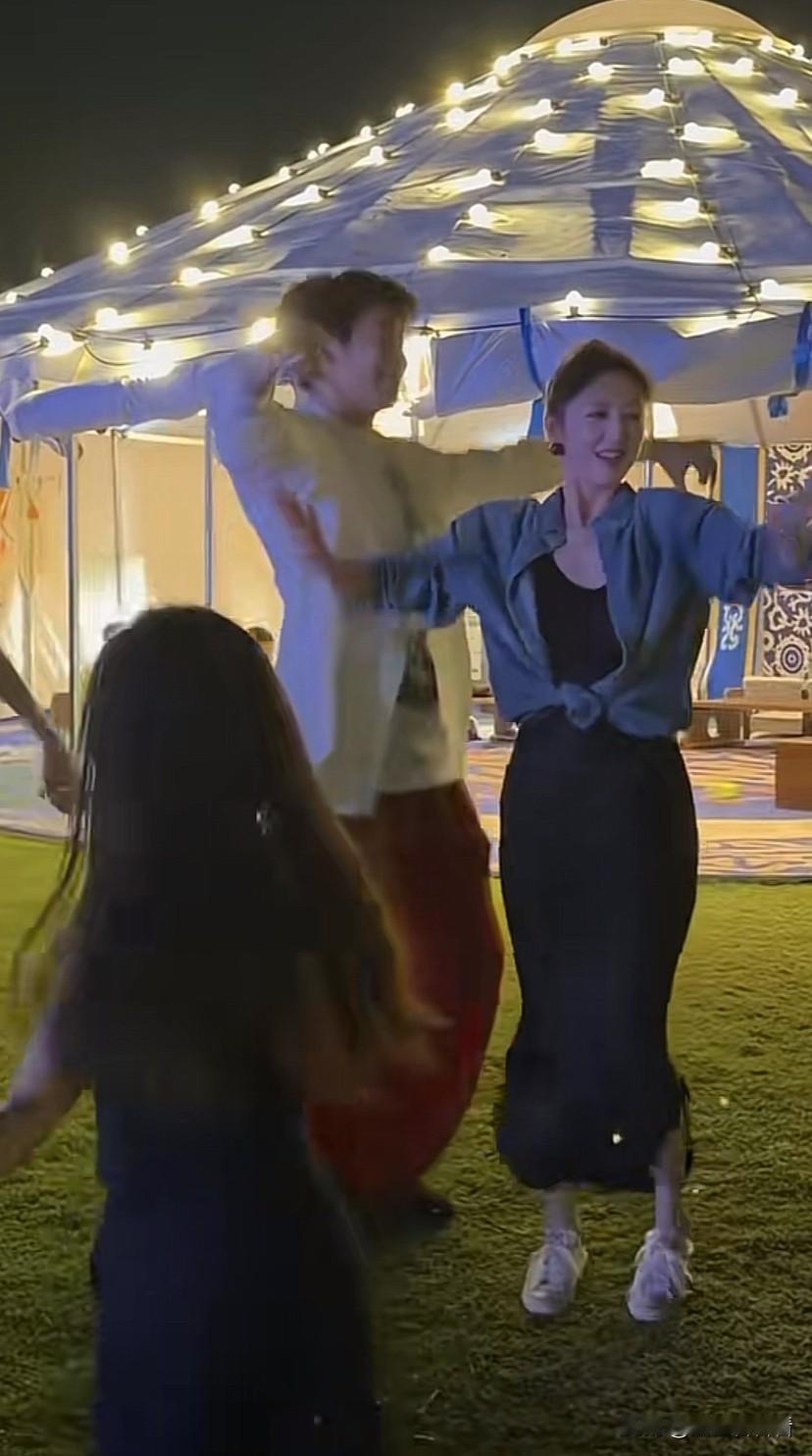 佟丽娅和小酒窝在阿那亚被邀请跳民族舞，不得不说专业出身的跳舞就是好看，佟丽娅有点