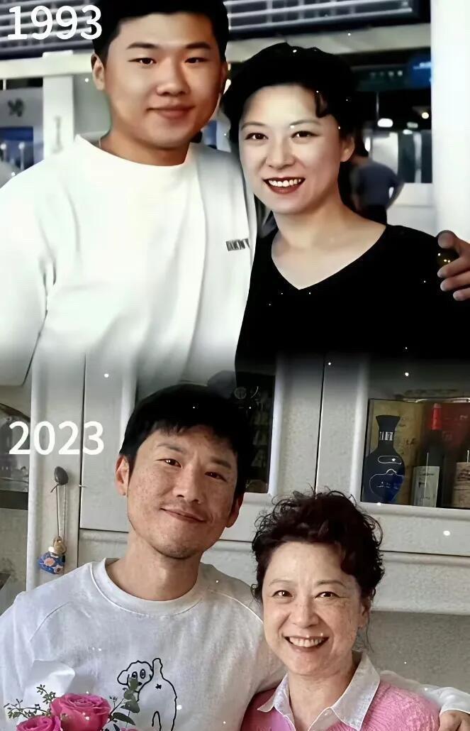 这是一对母子在30年之间的不同照片，30年前照片中的男孩还一脸圆嘟嘟的，看起来是