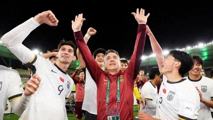 中国U23男足在U23亚洲杯半决赛中3比0大胜越南，直接打进决赛。这场胜利不光让