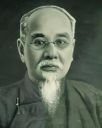 1943年，国民政府主席林森，意外遭遇车祸，不久离开人世，蒋介石叫来戴笠，问道：