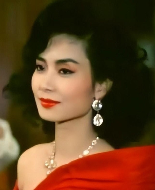 1982年，赌王何鸿燊对19岁的邝美云说：靓女，有没有兴趣做我的姨太太呀？话音刚