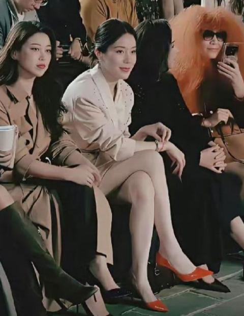 蔚来老板娘确实惊艳，但你知道蔚来老板有多牛吗？王屹芝曾经是央视女主播，长相身材