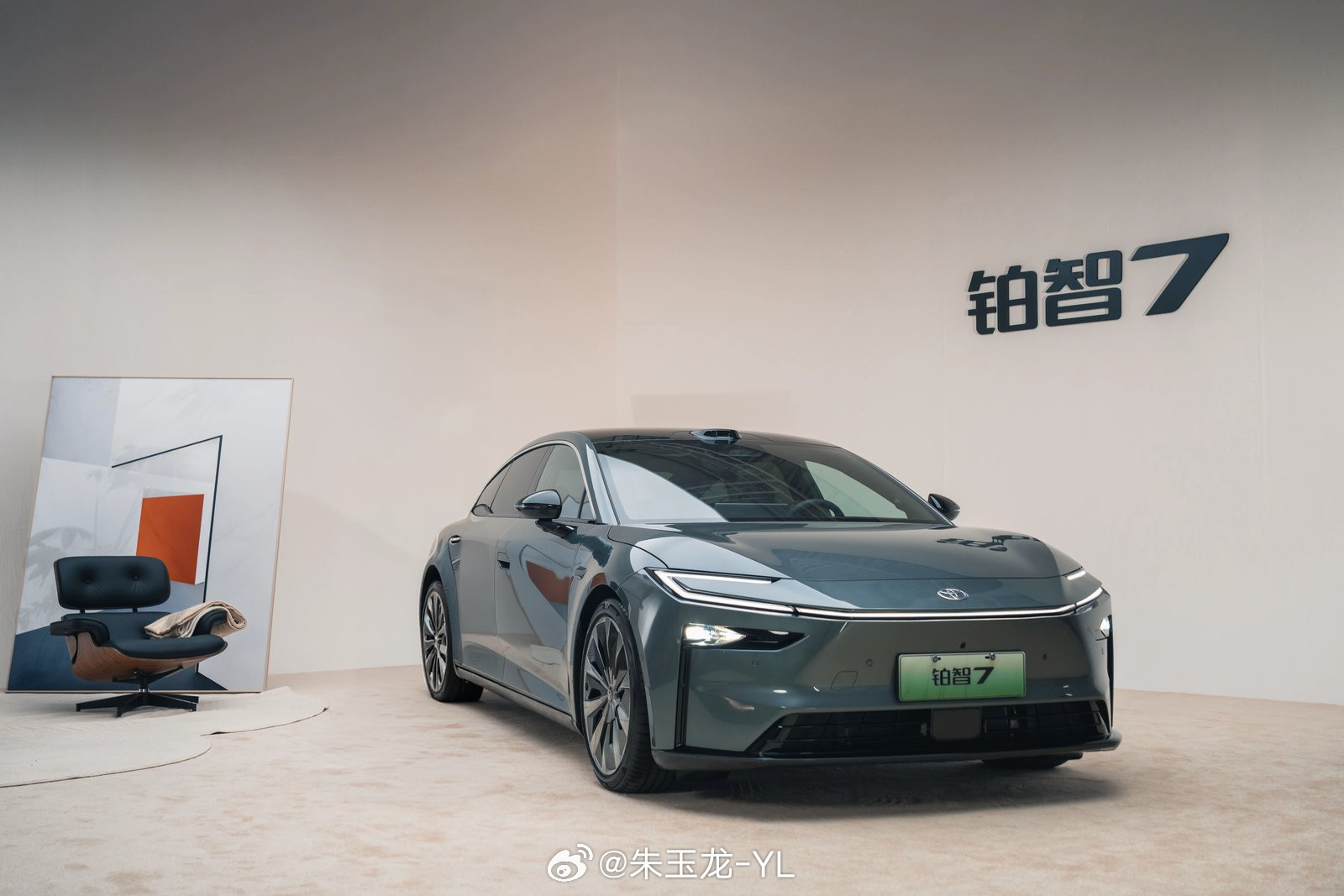 今年是合资努力做纯电的第二年，开启预售的铂智7实车是广汽丰田智电转型的重要旗舰车