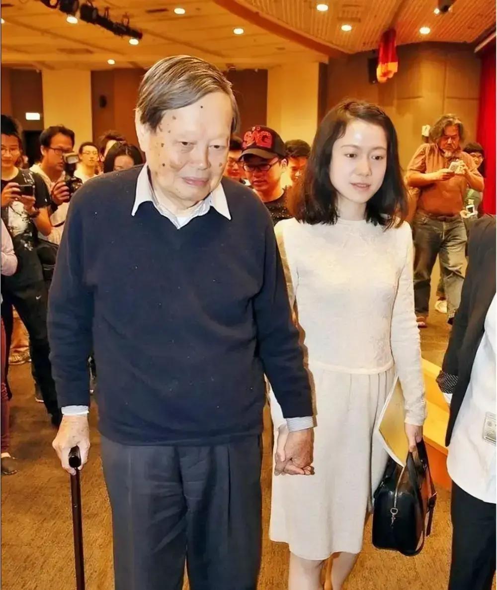 杨振宁先生10月18日走了，103岁高龄，留下一世传奇。两个月里，49岁的翁帆低