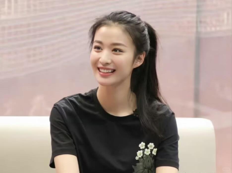 直播被问会不会演恶女，王楚然一句“我这张脸还用演恶女”，一石激起千层浪。一部