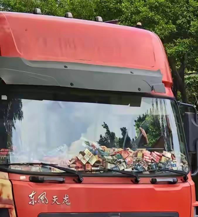 我发现很多大货车司机，都有这么一个习惯，就是喜欢将空烟盒扔在挡风玻璃前面，真的搞