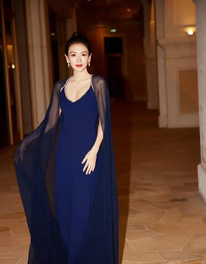 章子怡每次穿紫色，总能把高级感拉满，最近那件深紫丝绒长裙一亮相，直接把全场气场镇