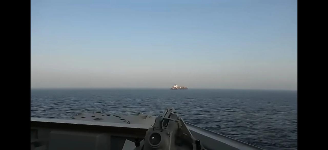 美国海军伯克级驱逐舰“斯普鲁恩斯”号用MK45型127毫米舰炮在阿曼湾对伊朗货船