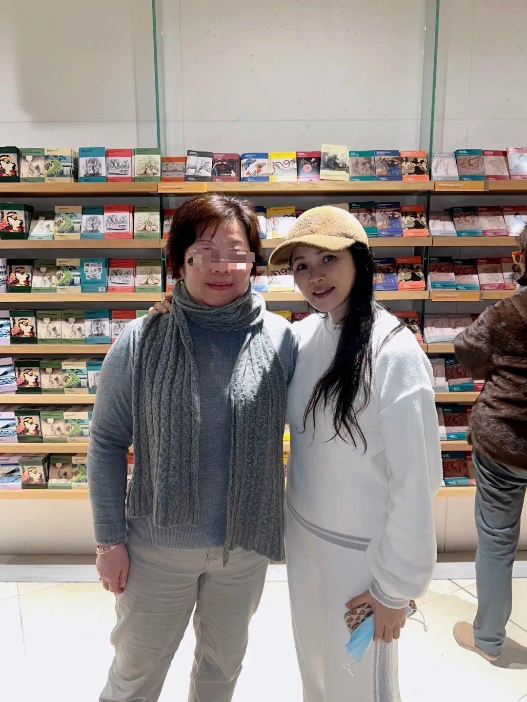 57岁伊能静在英国被偶遇，她化了淡妆，脸部皮肤真好，完全不像老阿姨，身上没有沧桑