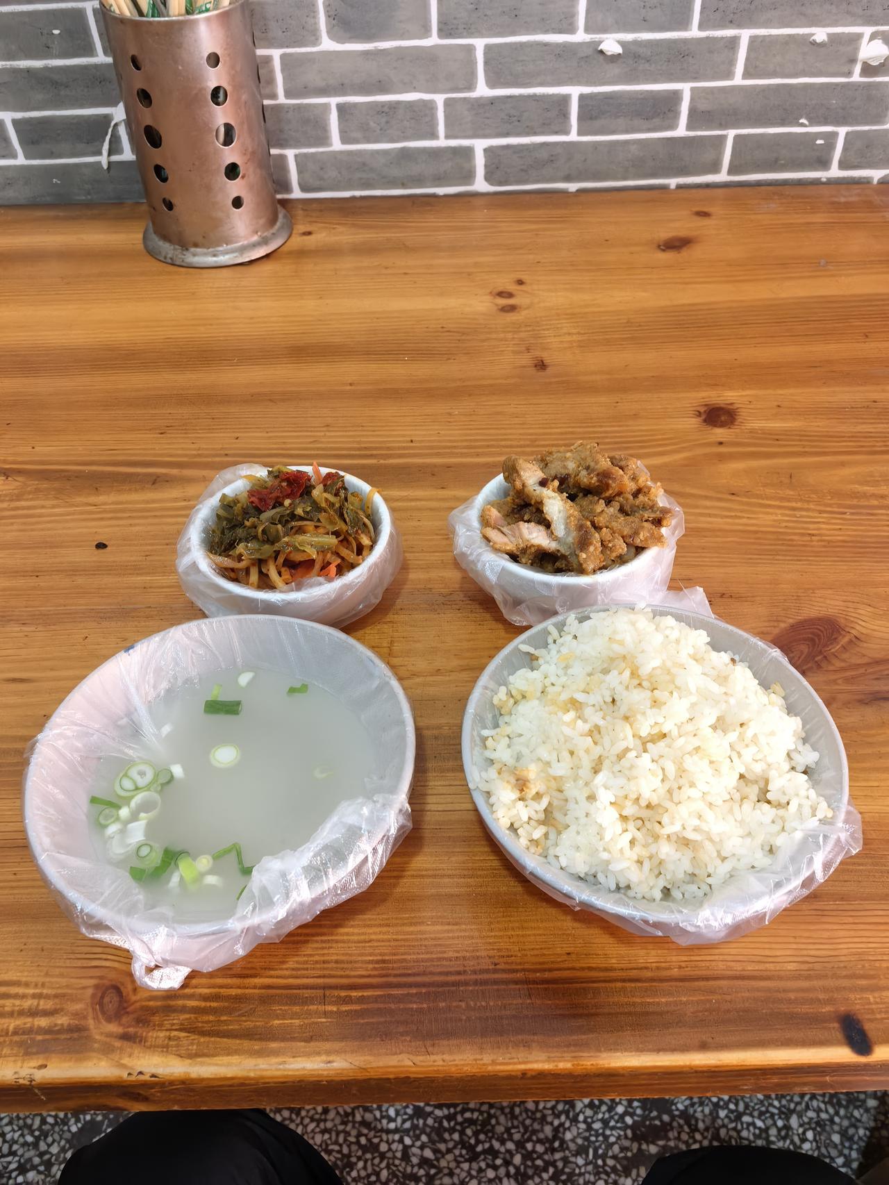 闲来无事来哑柏镇逛一圈，此行主要目的是为了那一口粉蒸肉，哑柏是周至西边的重镇，城