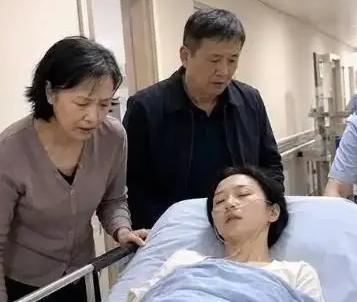 江西一女子病逝，未婚夫垫付30万治疗费，办完丧事准备离开，但女方父亲却递来一