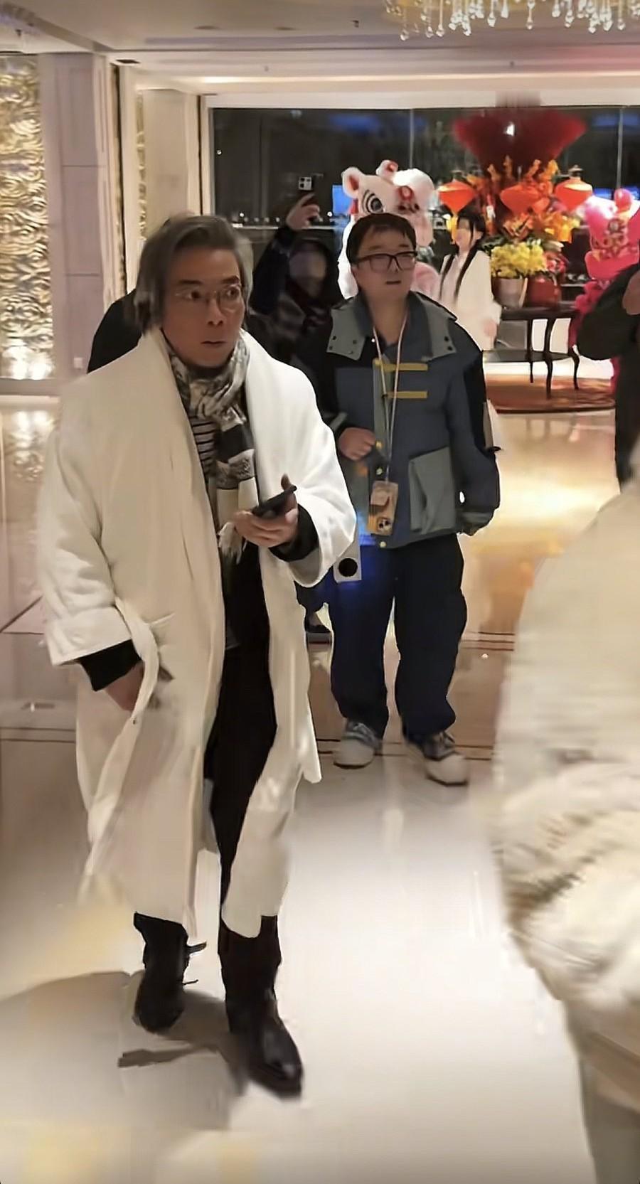 王菲春晚御用造型师现身春晚后台，虽是老头，但气质独特!2月16日晚上，刚好是