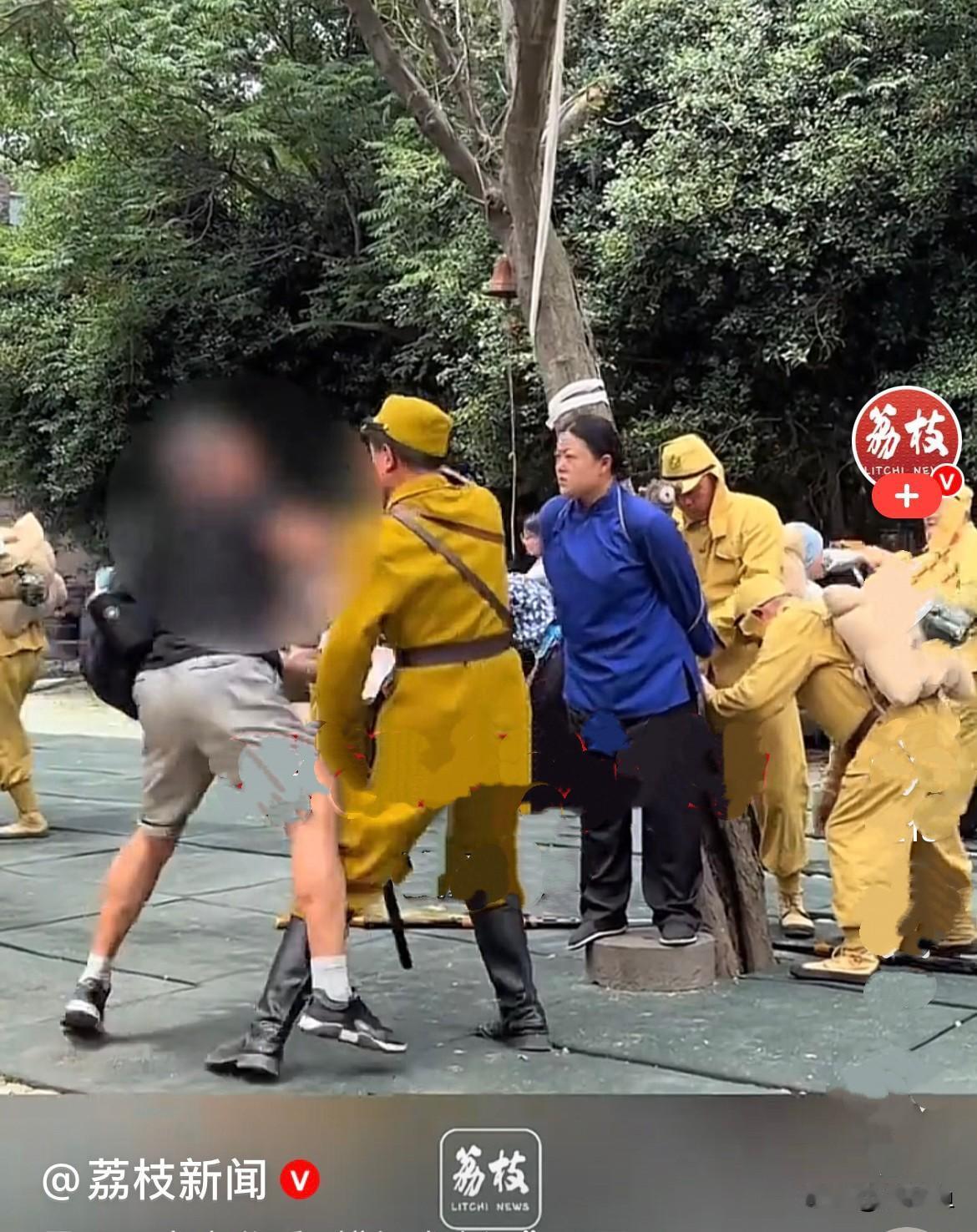 太逗了……近日，安徽蚌埠禾泉小镇，景区正在上演抗日实景剧，台上正演