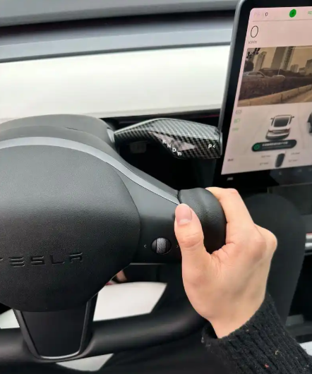 把杆子请回来，特斯拉低头认怂了。Model 3又把转向灯杆和换挡杆装回方向盘