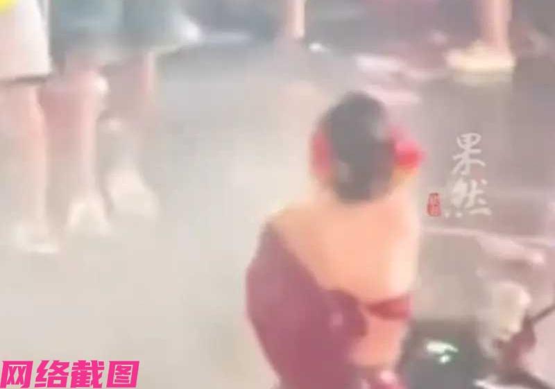 云南西双版纳有两名女生，出门时就穿着清凉的过夏简单衣物，不巧骑车经过泼水节活动现