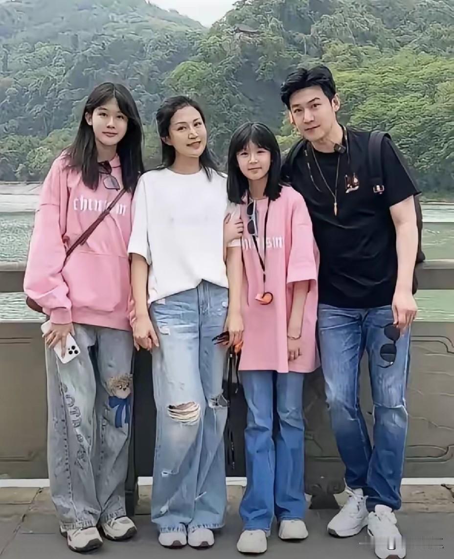 陆毅一家四口出游，又被偶遇了。一家子往那儿一站，颜值是真高。贝儿才十几岁，个