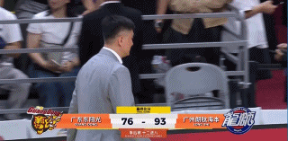 杜锋头也不回地径直走向球员通道，自己昔日的弟子徐昕带领广州队以93：76大比分战