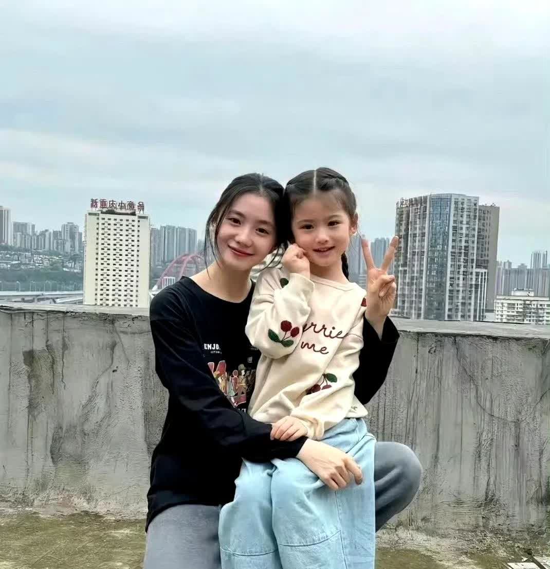 不知道刘浩存头有多小，可以看看这张图片​