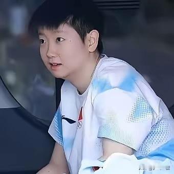 不止刘国梁恐怕王励勤也没想到！李宁品牌官方对孙颖莎的偏爱，是真拿得出手！​国乒住码头去丰田馆训练来回