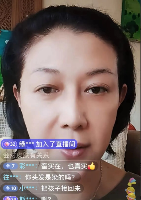 吴绮莉最近在直播里和网友聊了起来，当看到有人留言说“你帮帮你女儿吧”，她挺感慨地