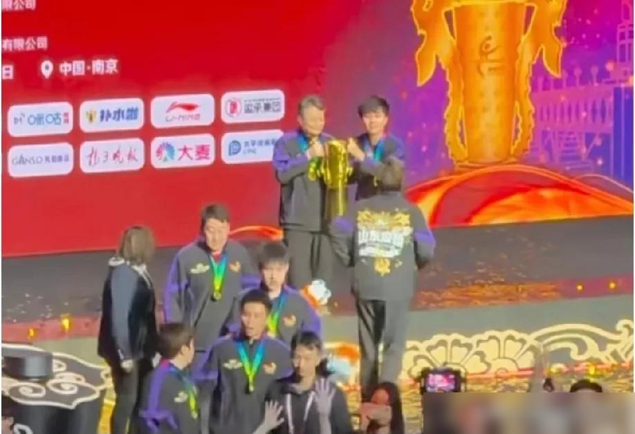 颁奖仪式后，尹肖单独把林昀儒叫下来合照，两人是捧着奖杯合照的。其实这就是在乒