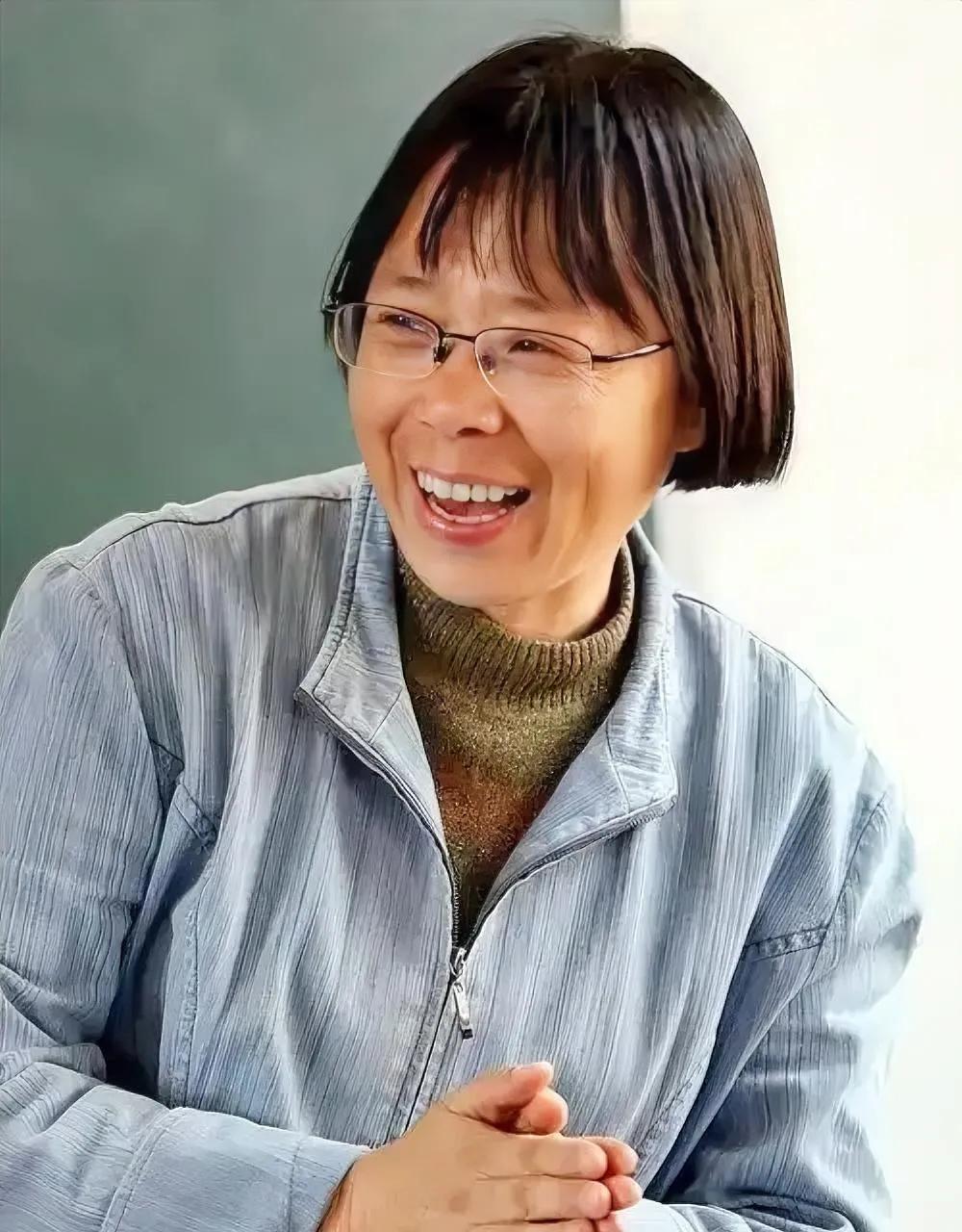 我好像明白了为什么张桂梅从来不收捐款了她在华坪女高走廊遇见毕业多年的学生，对