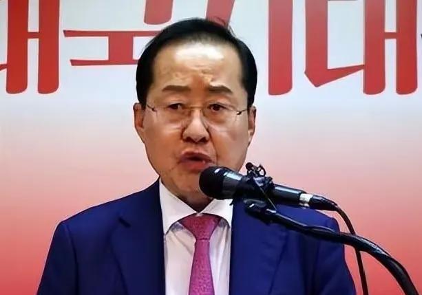 韩国政坛，原国民力量党的一员洪准杓一直在向国民力量党喊话:解散吧国民力量党，李在