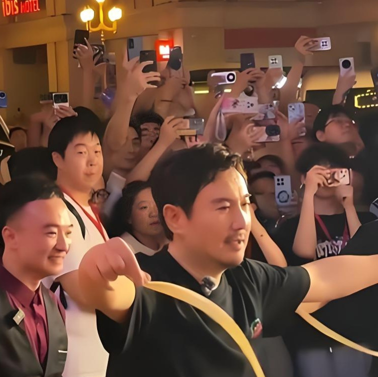 沈腾醉到被3人架上车，429亿影帝这顿酒是庆功还是透支？9月18日深夜，沈腾从北京某餐厅离场被拍：棒
