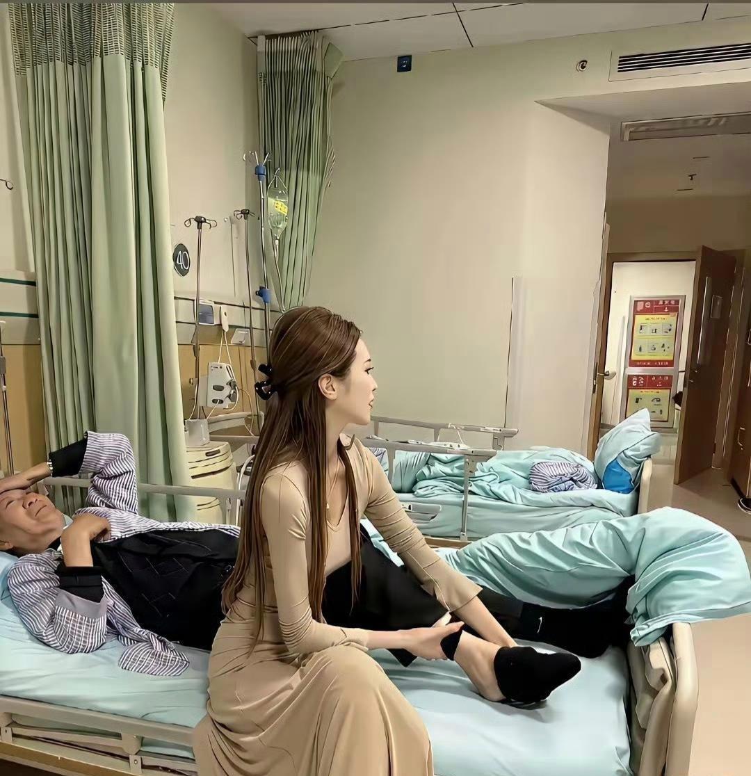 不得不承认这就是生孩子的意义，老了住院了还有闺女在陪同也是一种幸福。这个女生就比