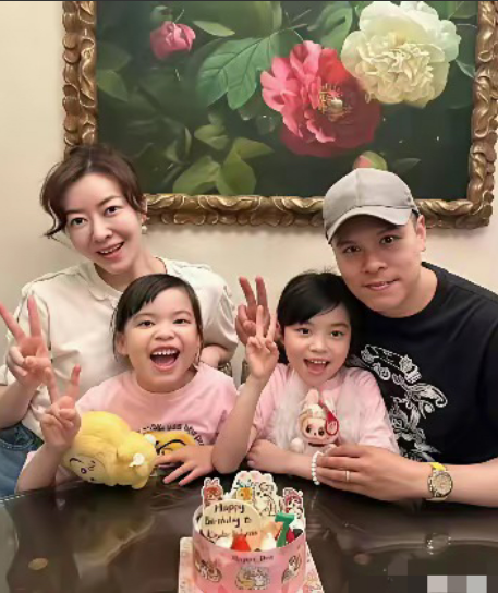 熊黛林的两个女儿，和方媛的两个女儿差别有多大，一对比就出来了。 方媛每次带着