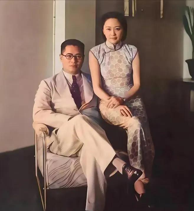 照片上的人是宋子文和他的夫人——张乐怡，从照片上看他的夫人端庄优雅，张乐怡毕业于