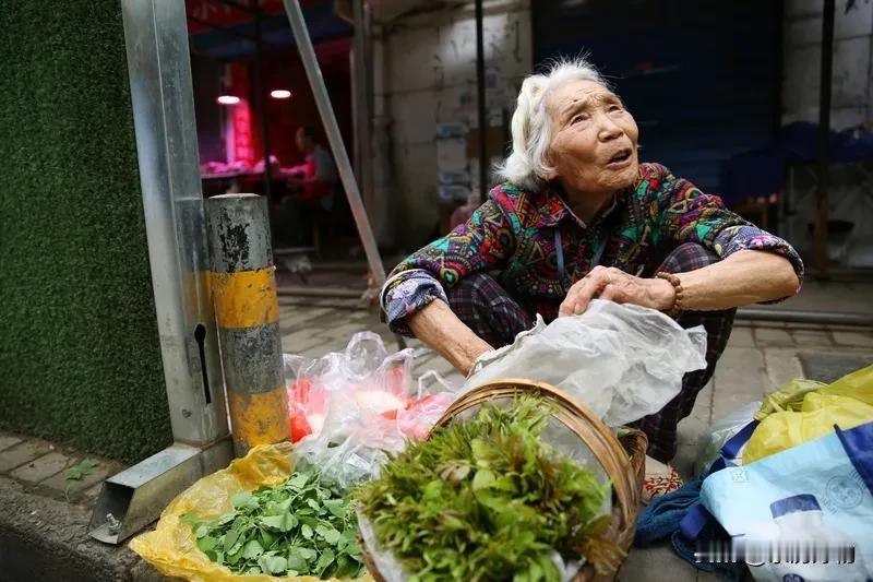 今天去菜市场买菜，碰到件挺奇怪的事儿！菜市场门口，一个卖野菜的大爷蹲在那儿，面前