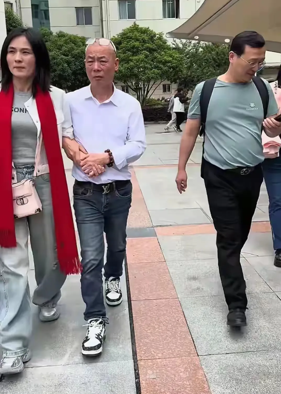 对瑾汐未来的一点看法瑾汐应该回到温州去生活，理由如下：瑾汐在贵阳应该是当初随丈