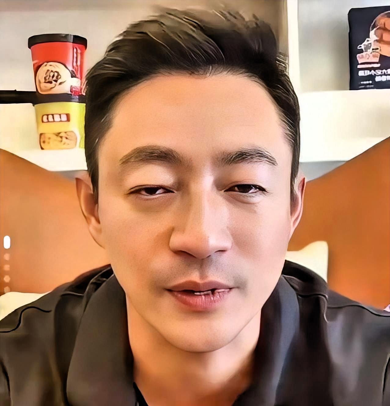 直播间骂亲妈，转头道歉想卖货，网友不买了。汪小菲麻六记酸辣粉卖不动了，他连道