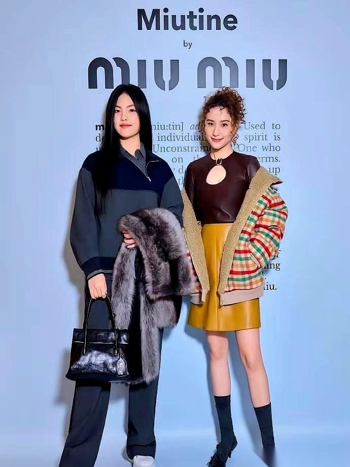 何超莲和王诗龄站一块儿，那画面绝了。真的，就差把“两种人生”四个大字直接打在公