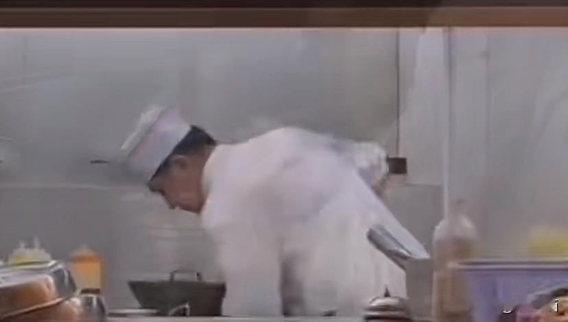 太恶心了！江苏镇江，男子到饭店吃饭，无意间看到厨师竟然用刚拖过地的拖把在炒菜锅里