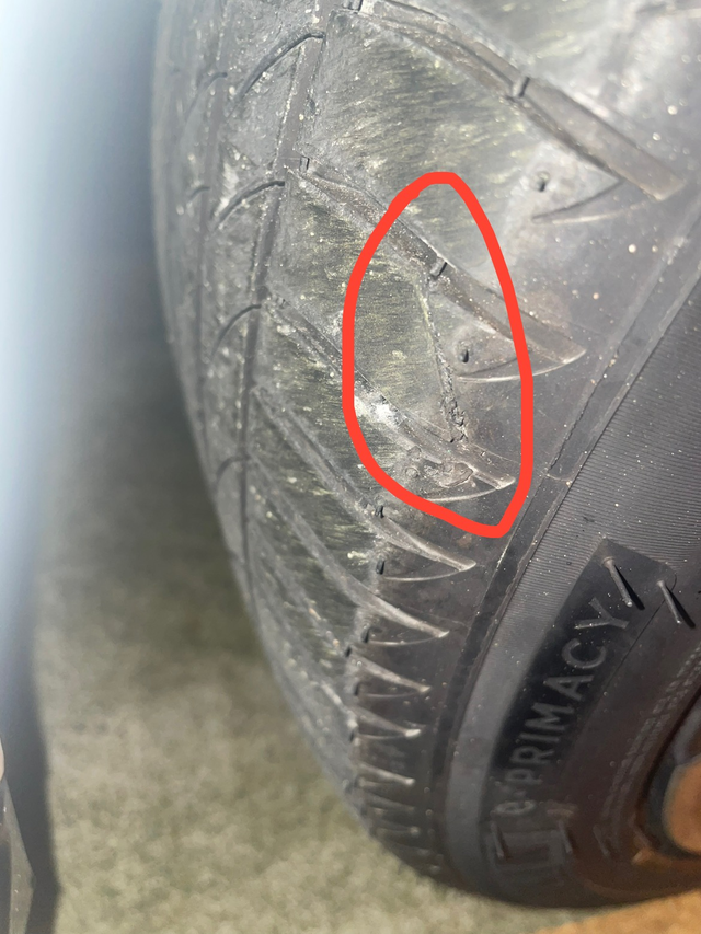 这种轮胎划痕有影响吗？不晓得哪里搞到的，无意间发现！