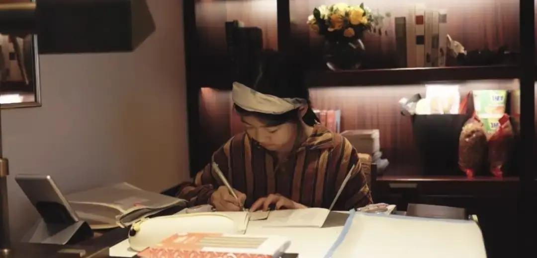 都以为明星家的孩子，暑假就是满世界玩，看了章子怡的女儿才发现，原来有钱人家的孩子
