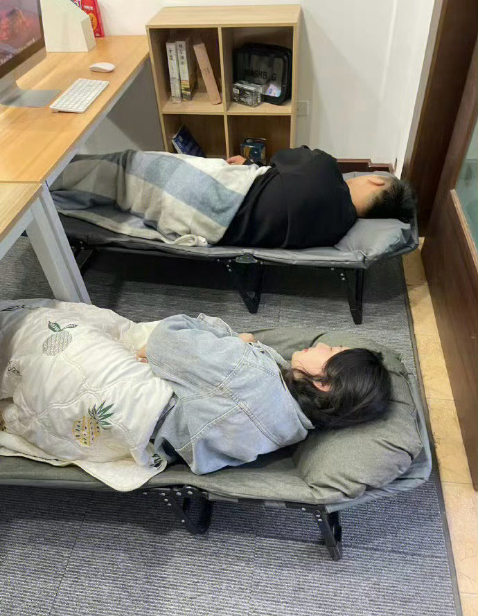 跟男同事午睡睡在一起怎么缓解尴尬😅​​​