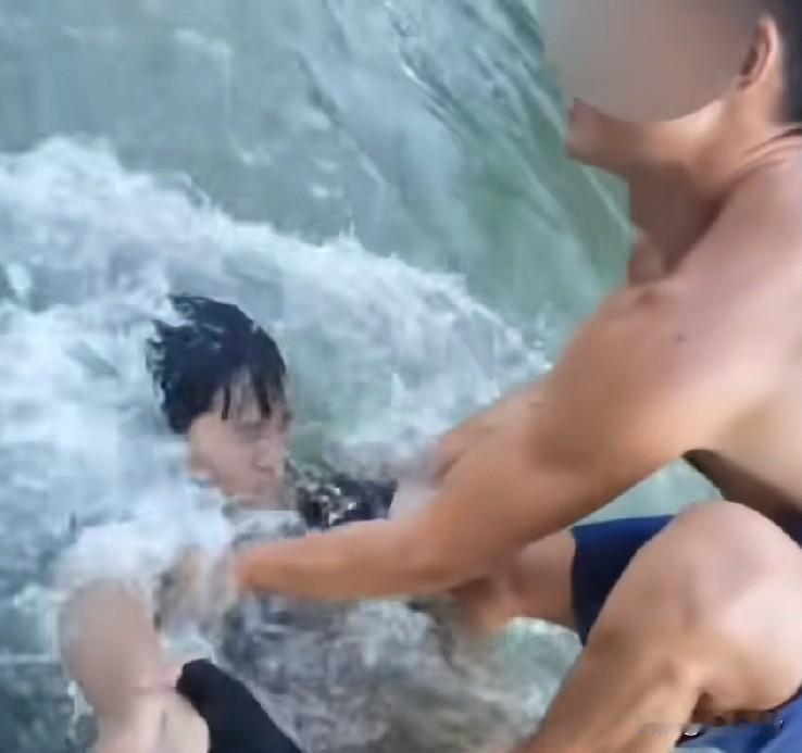 小伙子被急流冲进石缝里，两名钓鱼友一直拉着他，直到消防员赶到！这种水温度很